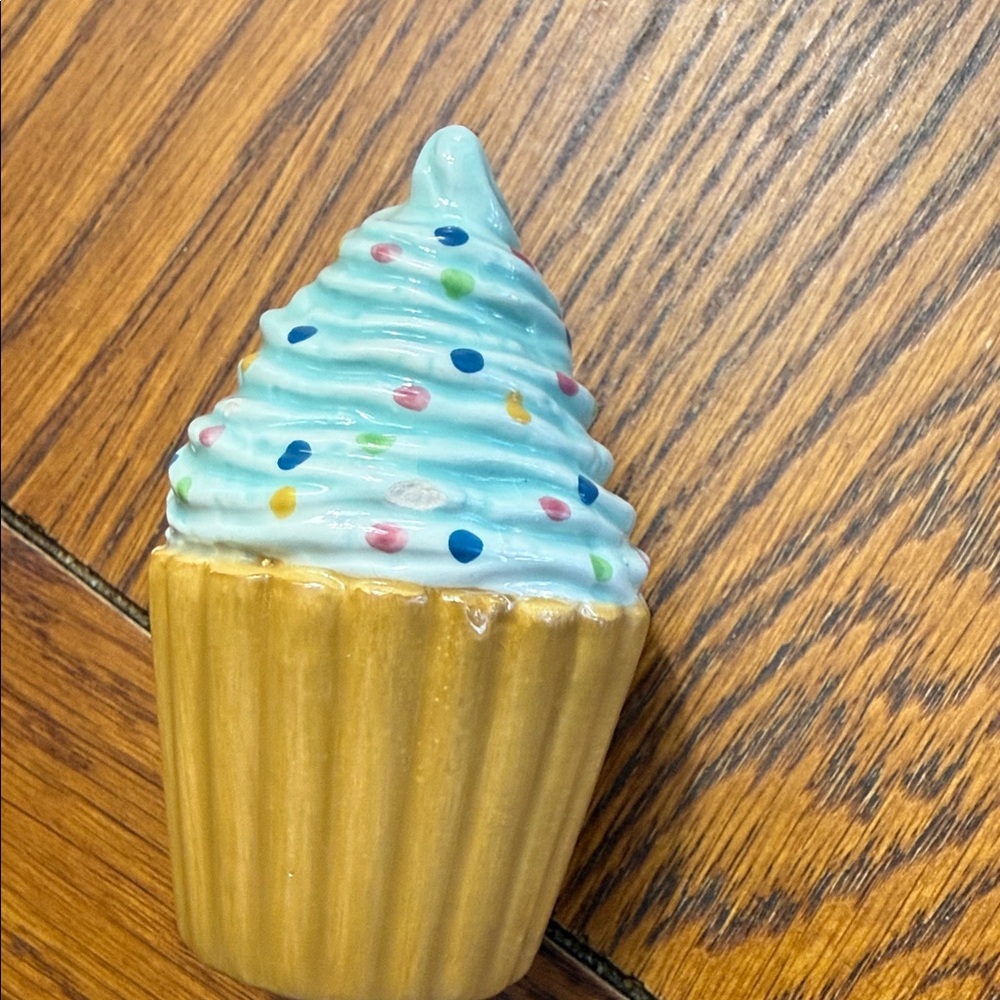 Nora Fleming canister and retired ice cream
Mini. - Picture 3 of 4